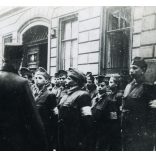 Rendőrök (katonák) leventékkel, légoltalmi kiképzés (?), egyenruha, karszalag, 2. világháború, Horthy-korszak, 1941, 1940-es évek, Eredeti fotó, hátulján feliratozott papírkép.   