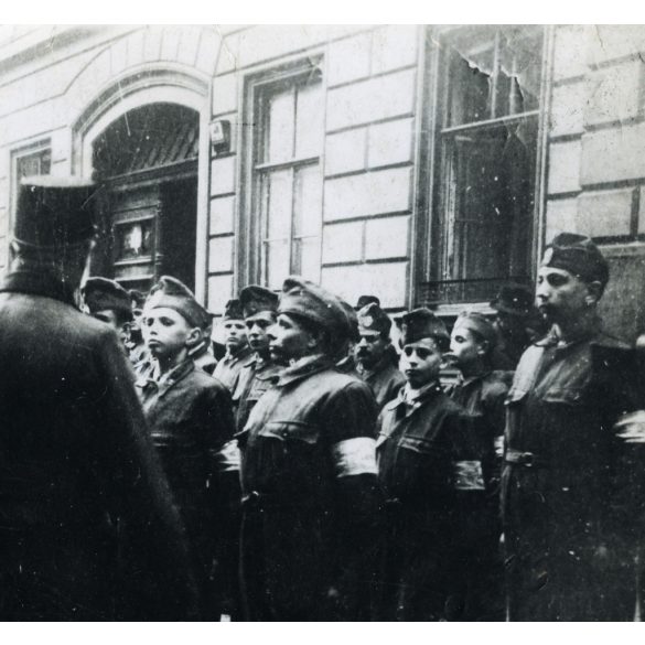 Rendőrök (katonák) leventékkel, légoltalmi kiképzés (?), egyenruha, karszalag, 2. világháború, Horthy-korszak, 1941, 1940-es évek, Eredeti fotó, hátulján feliratozott papírkép.   