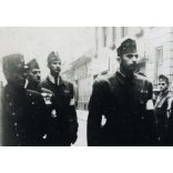 Rendőrök (katonák) leventékkel, légoltalmi kiképzés (?), egyenruha, karszalag, 2. világháború, Horthy-korszak, 1941, 1940-es évek, Eredeti fotó, hátulján feliratozott papírkép.   