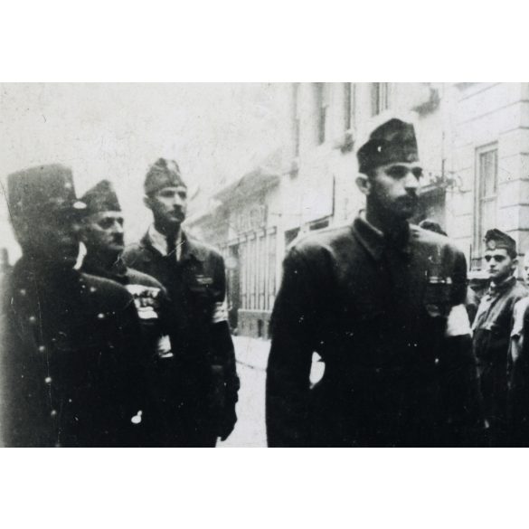 Rendőrök (katonák) leventékkel, légoltalmi kiképzés (?), egyenruha, karszalag, 2. világháború, Horthy-korszak, 1941, 1940-es évek, Eredeti fotó, hátulján feliratozott papírkép.   