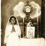 Hideg János műterme, Tolna, elsőáldozó lány, vallás, egyház, ünnep, különös háttér, helytörténet, Horthy-korszak, 1930-as évek, Eredeti fotó, hátulján pecséttel jelzett papírkép, ritka műterem.  