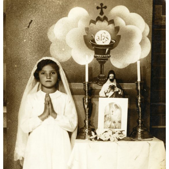 Hideg János műterme, Tolna, elsőáldozó lány, vallás, egyház, ünnep, különös háttér, helytörténet, Horthy-korszak, 1930-as évek, Eredeti fotó, hátulján pecséttel jelzett papírkép, ritka műterem.  