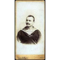   Cesare Gallinaro műterme, Pola (Póla), magyar K.u.K. tengerész katona matróz egyenruhában, bajusz, helytörténet, monarchia, 1904, 1900-as évek, Eredeti, hátulján feliratozott kabinetfotó ragasztás nyomokkal. 