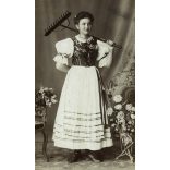 Mildner I. fényképészeti műterme, Dunaföldvár, elegáns nő magyaros ruhában, gereblyével, népviselet, különös, helytörténet, monarchia, 1890-es évek, Eredeti kabinetfotó.  