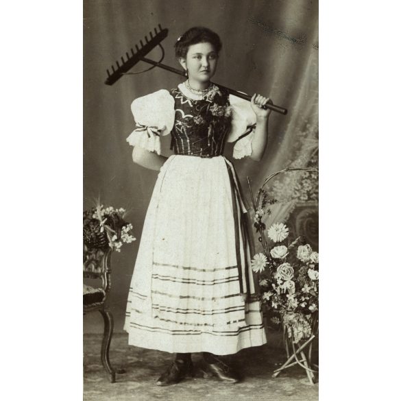Mildner I. fényképészeti műterme, Dunaföldvár, elegáns nő magyaros ruhában, gereblyével, népviselet, különös, helytörténet, monarchia, 1890-es évek, Eredeti kabinetfotó.  