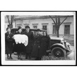 Keresztelő, elegáns család egy MINERVA személygépkocsi mellett, jármű, közlekedés, autó, ünnep,  Horthy-korszak, 1930-as évek, Eredeti fotó, papírkép. 