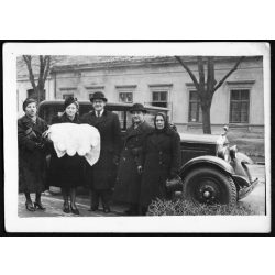   Keresztelő, elegáns család egy MINERVA személygépkocsi mellett, jármű, közlekedés, autó, ünnep,  Horthy-korszak, 1930-as évek, Eredeti fotó, papírkép. 