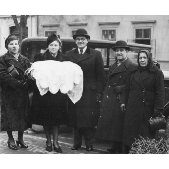 Keresztelő, elegáns család egy MINERVA személygépkocsi mellett, jármű, közlekedés, autó, ünnep,  Horthy-korszak, 1930-as évek, Eredeti fotó, papírkép. 