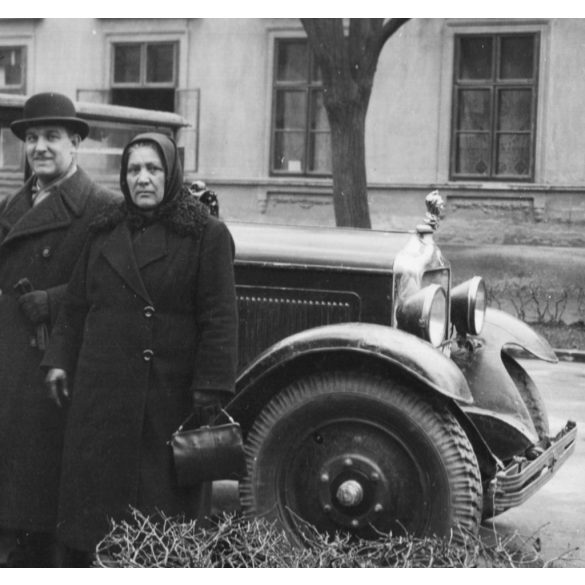 Keresztelő, elegáns család egy MINERVA személygépkocsi mellett, jármű, közlekedés, autó, ünnep,  Horthy-korszak, 1930-as évek, Eredeti fotó, papírkép. 