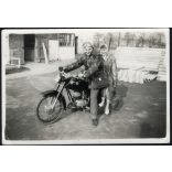 Házaspár Danuvia motorkerékpáron, jármű, közlekedés, esőkabát,  szocializmus, 1960-as évek, Eredeti fotó, papírkép.  