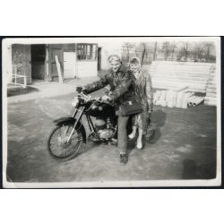   Házaspár Danuvia motorkerékpáron, jármű, közlekedés, esőkabát,  szocializmus, 1960-as évek, Eredeti fotó, papírkép.  