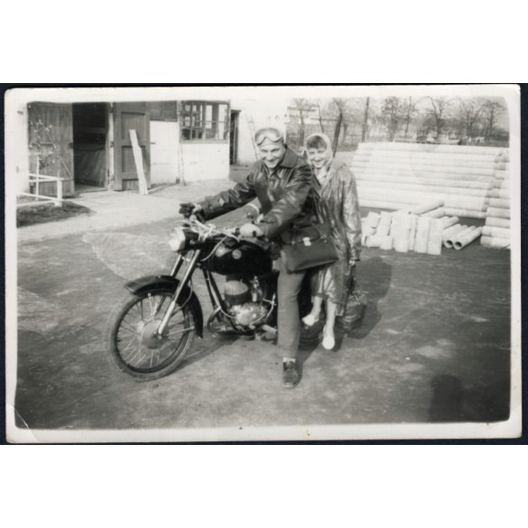 Házaspár Danuvia motorkerékpáron, jármű, közlekedés, esőkabát,  szocializmus, 1960-as évek, Eredeti fotó, papírkép.  