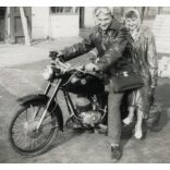 Házaspár Danuvia motorkerékpáron, jármű, közlekedés, esőkabát,  szocializmus, 1960-as évek, Eredeti fotó, papírkép.  