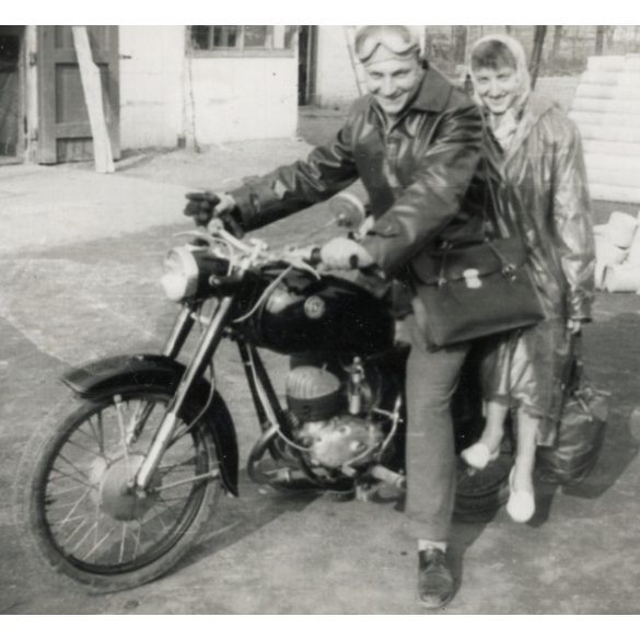 Házaspár Danuvia motorkerékpáron, jármű, közlekedés, esőkabát,  szocializmus, 1960-as évek, Eredeti fotó, papírkép.  