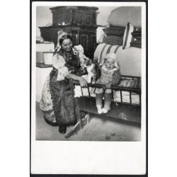   Palóc népviselet, Érsekvadkert, anya a bölcső mellett, gyerek, macska, cica,  helytörténet,  Horthy-korszak, Nógrád megye, 1930-as évek, Eredeti képeslap fotó, papírkép.  