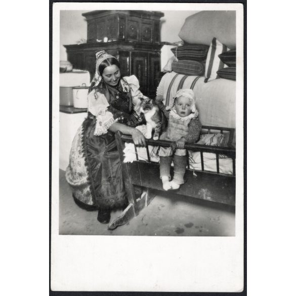 Palóc népviselet, Érsekvadkert, anya a bölcső mellett, gyerek, macska, cica,  helytörténet,  Horthy-korszak, Nógrád megye, 1930-as évek, Eredeti képeslap fotó, papírkép.  
