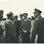 Német (náci) katonai vezetők egy katonai repülőtéren,  Lengyelország, Opole (Oppeln) Adolf Hitler, Fürer (Führer), egyenruha, 2. világháború, Horthy-korszak, jármű, közlekedés, 1939, 1930-as évek, Eredeti sztereó fotó, hátulján feliratozott gyűjtemén