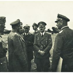   Német (náci) katonai vezetők egy katonai repülőtéren,  Lengyelország, Opole (Oppeln) Adolf Hitler, Fürer (Führer), egyenruha, 2. világháború, Horthy-korszak, jármű, közlekedés, 1939, 1930-as évek, Eredeti sztereó fotó, hátulján feliratozott gyűjtemén