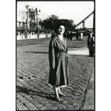 Elegáns nő a rakparton, Budapest, romos Erzsébet híd, kommunizmus, 1950-es évek, Eredeti fotó, papírkép, felső sarka gyűrött.   