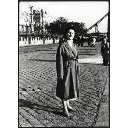   Elegáns nő a rakparton, Budapest, romos Erzsébet híd, kommunizmus, 1950-es évek, Eredeti fotó, papírkép, felső sarka gyűrött.   