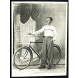 Reiter fényképész alkalmi műterme, Dévaványa, fiú kerékpárral, bicikli, jármű, közlekedés, helytörténet, Horthy-korszak, 1920-as évek, Eredeti fotó, pecséttel jelzett papírkép, ritka műterem.  