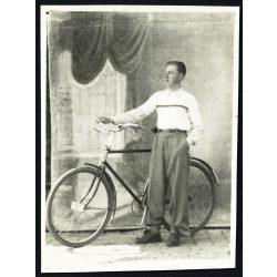   Reiter fényképész alkalmi műterme, Dévaványa, fiú kerékpárral, bicikli, jármű, közlekedés, helytörténet, Horthy-korszak, 1920-as évek, Eredeti fotó, pecséttel jelzett papírkép, ritka műterem.  