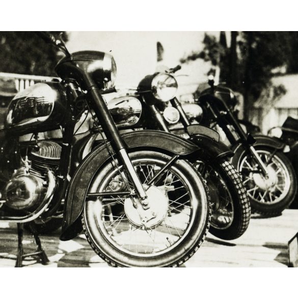 JAWA motorkerékpárok bemutatója, jármű, közlekedés, szocializmus, 1950-es évek, Eredeti fotó, papírkép.  