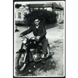 Férfi Pannonia motorkerékpáron, napszemüveg, jármű, közlekedés, szocializmus, 1950-es évek, Eredeti fotó, papírkép.  