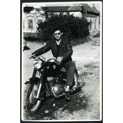   Férfi Pannonia motorkerékpáron, napszemüveg, jármű, közlekedés, szocializmus, 1950-es évek, Eredeti fotó, papírkép.  