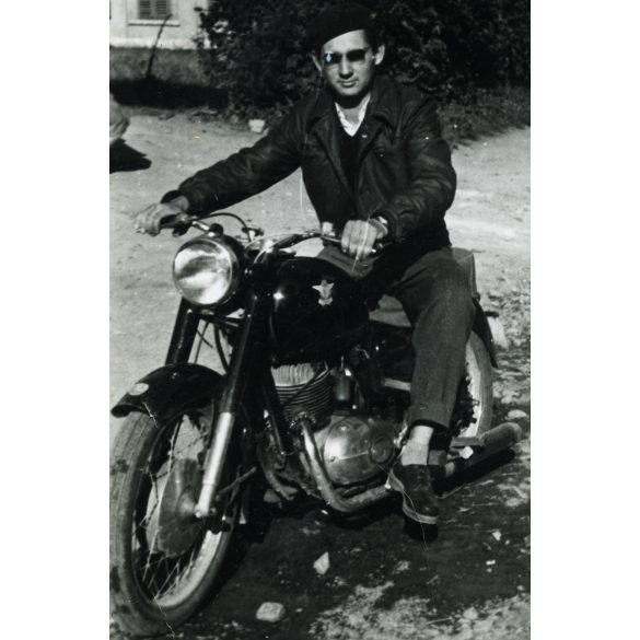 Férfi Pannonia motorkerékpáron, napszemüveg, jármű, közlekedés, szocializmus, 1950-es évek, Eredeti fotó, papírkép.  
