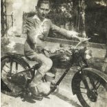 Fiú lemezvillás Csepel motorkerékpáron, jármű, közlekedés, kommunizmus, 1950-es évek, Eredeti fotó, papírkép, kopott állapotban.  