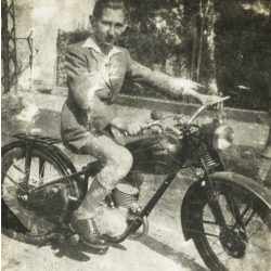   Fiú lemezvillás Csepel motorkerékpáron, jármű, közlekedés, kommunizmus, 1950-es évek, Eredeti fotó, papírkép, kopott állapotban.  