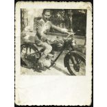 Fiú lemezvillás Csepel motorkerékpáron, jármű, közlekedés, kommunizmus, 1950-es évek, Eredeti fotó, papírkép, kopott állapotban.  