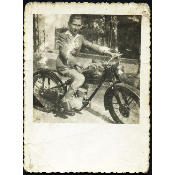 Fiú lemezvillás Csepel motorkerékpáron, jármű, közlekedés, kommunizmus, 1950-es évek, Eredeti fotó, papírkép, kopott állapotban.  