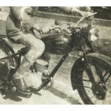 Fiú lemezvillás Csepel motorkerékpáron, jármű, közlekedés, kommunizmus, 1950-es évek, Eredeti fotó, papírkép, kopott állapotban.  