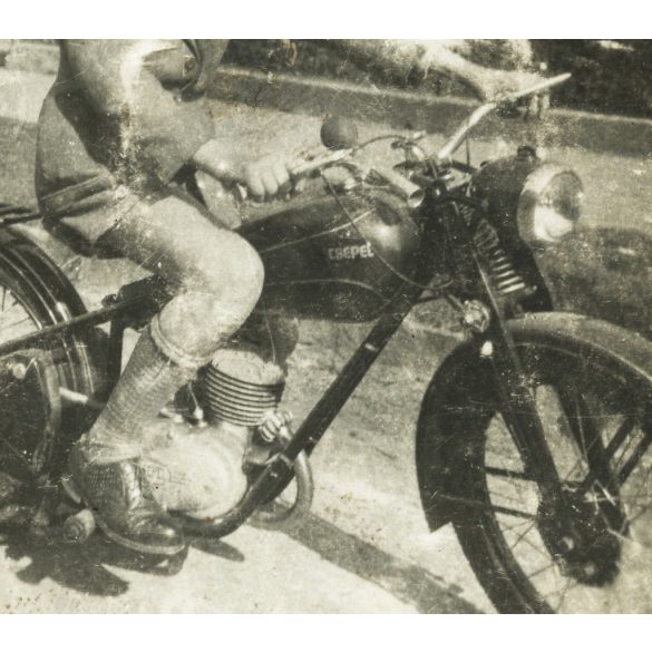 Fiú lemezvillás Csepel motorkerékpáron, jármű, közlekedés, kommunizmus, 1950-es évek, Eredeti fotó, papírkép, kopott állapotban.  