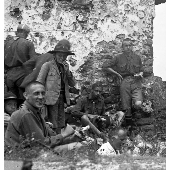 Üveg NEGATÍV! Cserkészek egyenruhában Csobánc várában, Tapolca  Balaton-felvidék, Veszprém megye, kirándulás, cserkész, 1920-as évek, Nagyobb méretű fotó negatív, üvegnegatív!