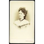 Knebel Ferenc fényirdája, Szombathely, elegáns nő portréja, gyönyörű haj, monarchia, 1860-as évek, Eredeti CDV, vizitkártya fotó.  