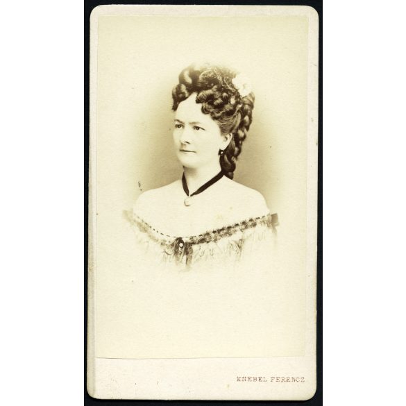 Knebel Ferenc fényirdája, Szombathely, elegáns nő portréja, gyönyörű haj, monarchia, 1860-as évek, Eredeti CDV, vizitkártya fotó.  