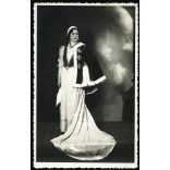 Baumler fotó, Csepel (Budapest), elegáns nő nemzeti viseletben, műterem, menyasszony (?), helytörténet,  Horthy-korszak, 1930-as évek, Eredeti fotó, hátulján pecséttel jelzett papírkép.   