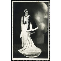   Baumler fotó, Csepel (Budapest), elegáns nő nemzeti viseletben, műterem, menyasszony (?), helytörténet,  Horthy-korszak, 1930-as évek, Eredeti fotó, hátulján pecséttel jelzett papírkép.   