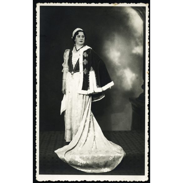 Baumler fotó, Csepel (Budapest), elegáns nő nemzeti viseletben, műterem, menyasszony (?), helytörténet,  Horthy-korszak, 1930-as évek, Eredeti fotó, hátulján pecséttel jelzett papírkép.   
