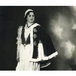 Baumler fotó, Csepel (Budapest), elegáns nő nemzeti viseletben, műterem, menyasszony (?), helytörténet,  Horthy-korszak, 1930-as évek, Eredeti fotó, hátulján pecséttel jelzett papírkép.   