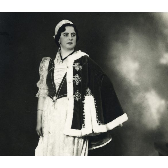 Baumler fotó, Csepel (Budapest), elegáns nő nemzeti viseletben, műterem, menyasszony (?), helytörténet,  Horthy-korszak, 1930-as évek, Eredeti fotó, hátulján pecséttel jelzett papírkép.   