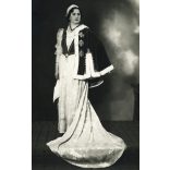 Baumler fotó, Csepel (Budapest), elegáns nő nemzeti viseletben, műterem, menyasszony (?), helytörténet,  Horthy-korszak, 1930-as évek, Eredeti fotó, hátulján pecséttel jelzett papírkép.   