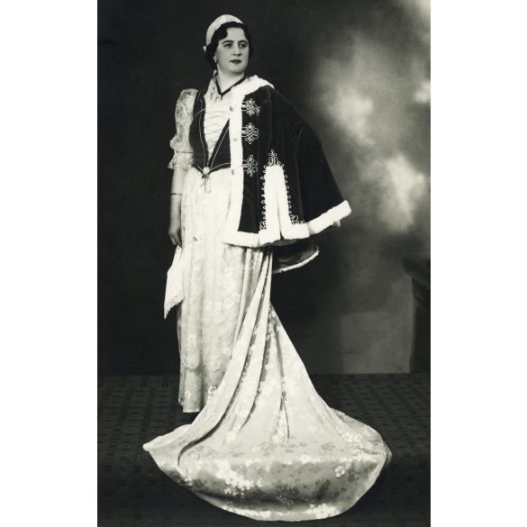 Baumler fotó, Csepel (Budapest), elegáns nő nemzeti viseletben, műterem, menyasszony (?), helytörténet,  Horthy-korszak, 1930-as évek, Eredeti fotó, hátulján pecséttel jelzett papírkép.   
