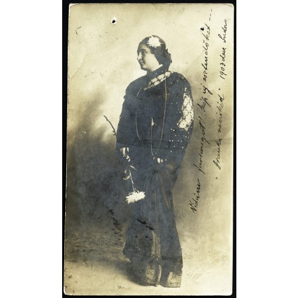 Csonka Géza műterme, Marosvásárhely, Erdély, elegáns nő virágokkal, helytörténet,  monarchia, 1903, 1900-as évek, Eredeti fotó, mélynyomóval jelzett papírkép.   