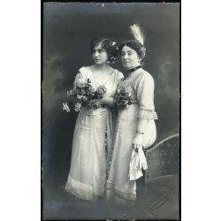   Fischer Emil műterme, Nagyszeben, Erdély, (Hermannstadt), elegáns anya lányával, helytörténet,  monarchia, 1900-as évek, Eredeti fotó, mélynyomóval jelzett papírkép, hátulján ragasztásnyomokkal. 