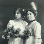 Fischer Emil műterme, Nagyszeben, Erdély, (Hermannstadt), elegáns anya lányával, helytörténet,  monarchia, 1900-as évek, Eredeti fotó, mélynyomóval jelzett papírkép, hátulján ragasztásnyomokkal. 