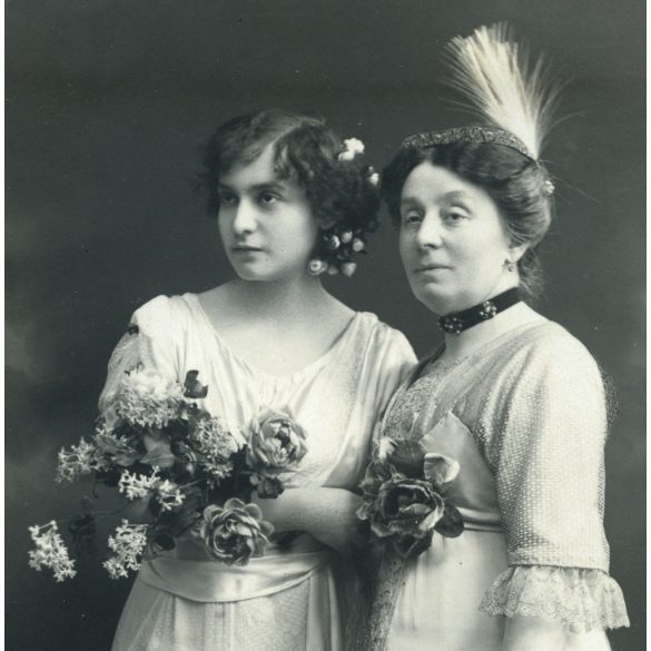 Fischer Emil műterme, Nagyszeben, Erdély, (Hermannstadt), elegáns anya lányával, helytörténet,  monarchia, 1900-as évek, Eredeti fotó, mélynyomóval jelzett papírkép, hátulján ragasztásnyomokkal. 